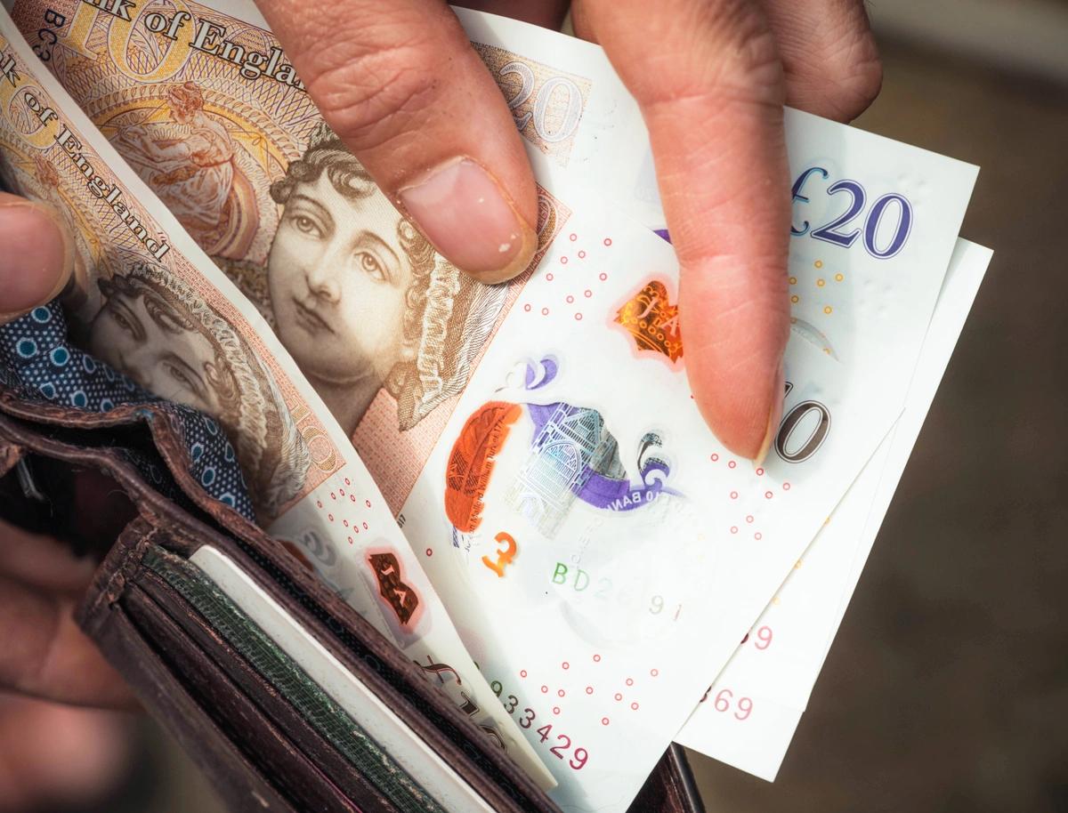 Over 1m households get £420 boost from universal credit change