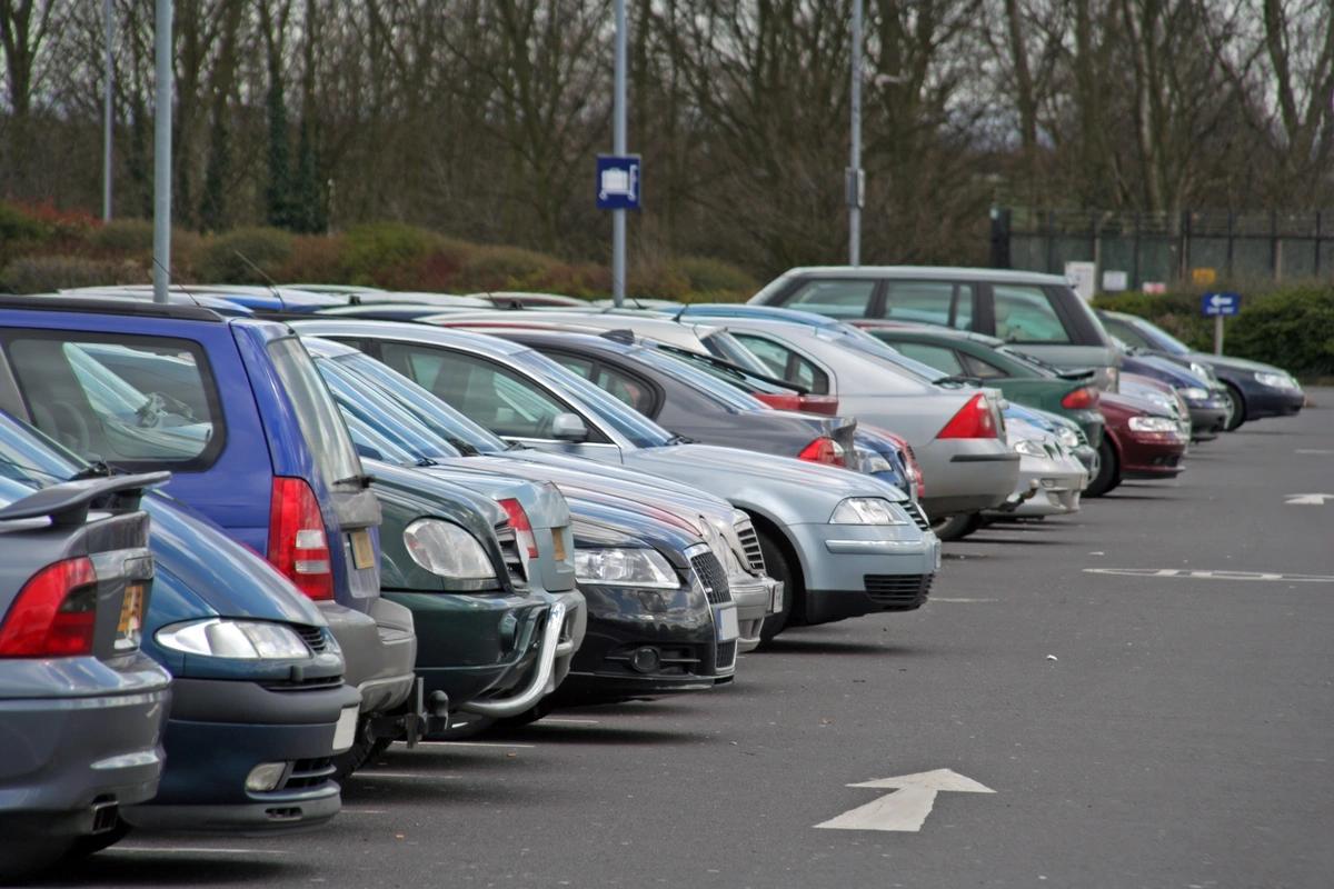Councils must let drivers pay for parking with cash, says AA