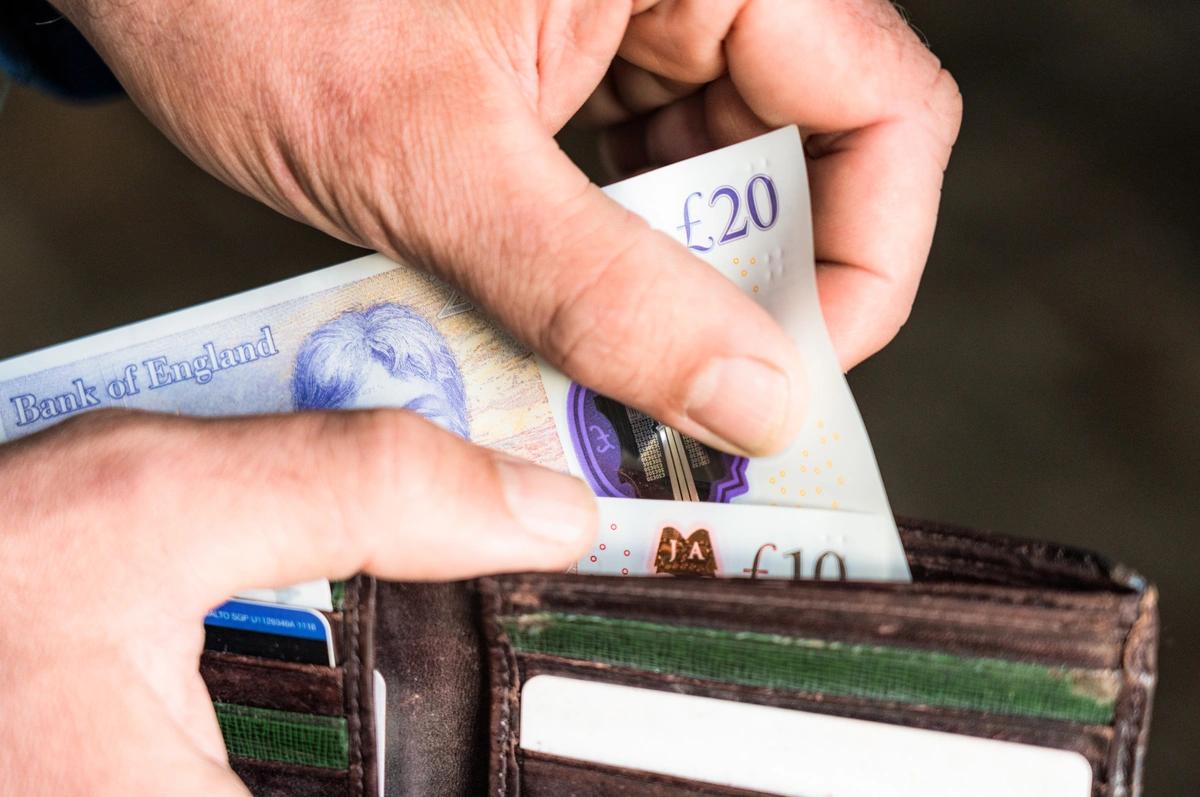 1 in 4 Brits ‘prefer to stay quiet about money’