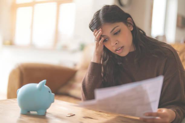Image of a woman worried about money. Millions on universal credit pay back £1 in every £13 for overpayment mistakes